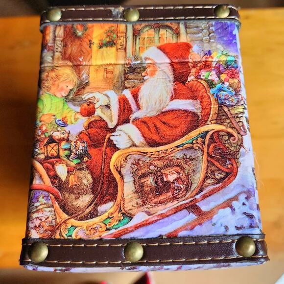 Santa Clause Sleigh Faux Leather Wine Bottle Gift Box Corkscrew and Accessories - Picture 6 of 10